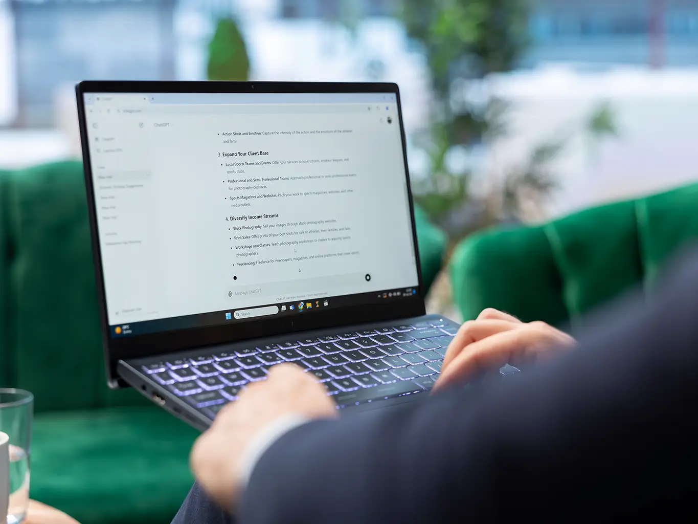 Az AI-keresőkre történő optimalizálást gyakran AEO-nak – Answer Engine Optimization – vagy GEO-nak – Generative Engine Optimization – nevezik.